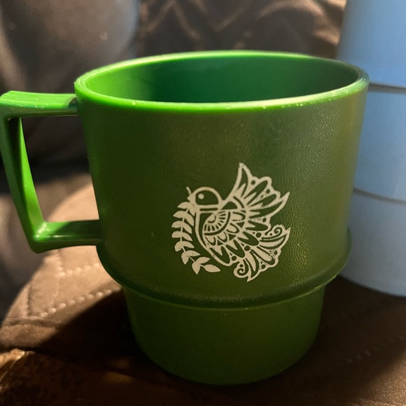 Assorted Tupperware pieces. Cups, canister with lid, serving dish with lid - Picture 5 of 7